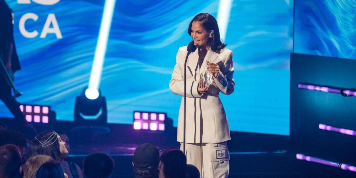 Natti Natasha dedica premio a víctimas en emotiva gala de Billboard Mujeres Latinas 2025