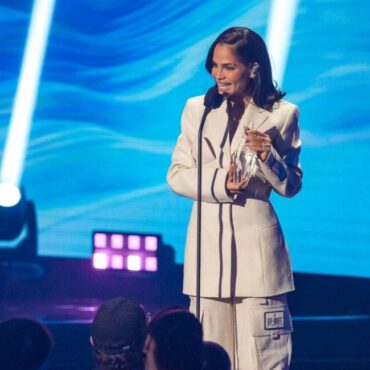 Natti Natasha dedica premio a víctimas en emotiva gala de Billboard Mujeres Latinas 2025